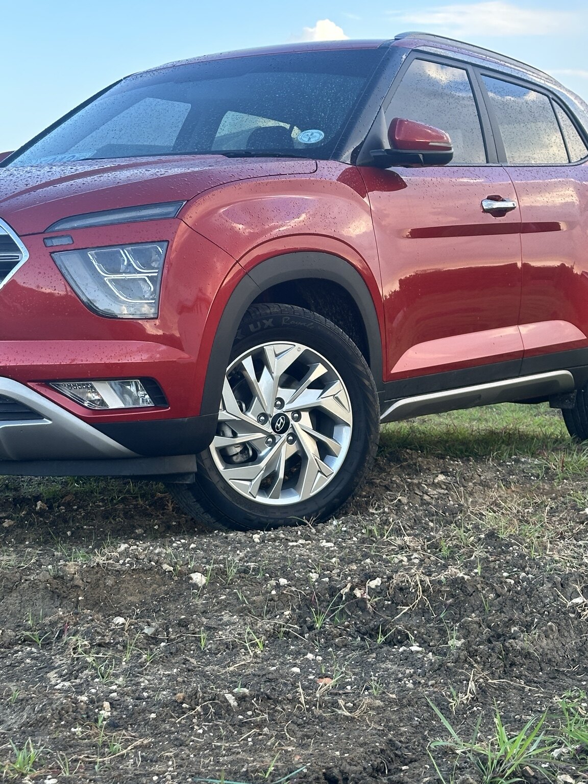 Wheel and side detail of the red Hyundai Creta