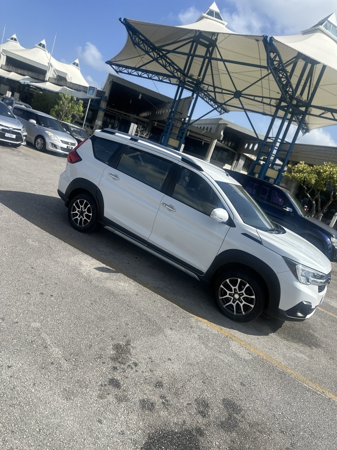 Side view of the white Suzuki XL7